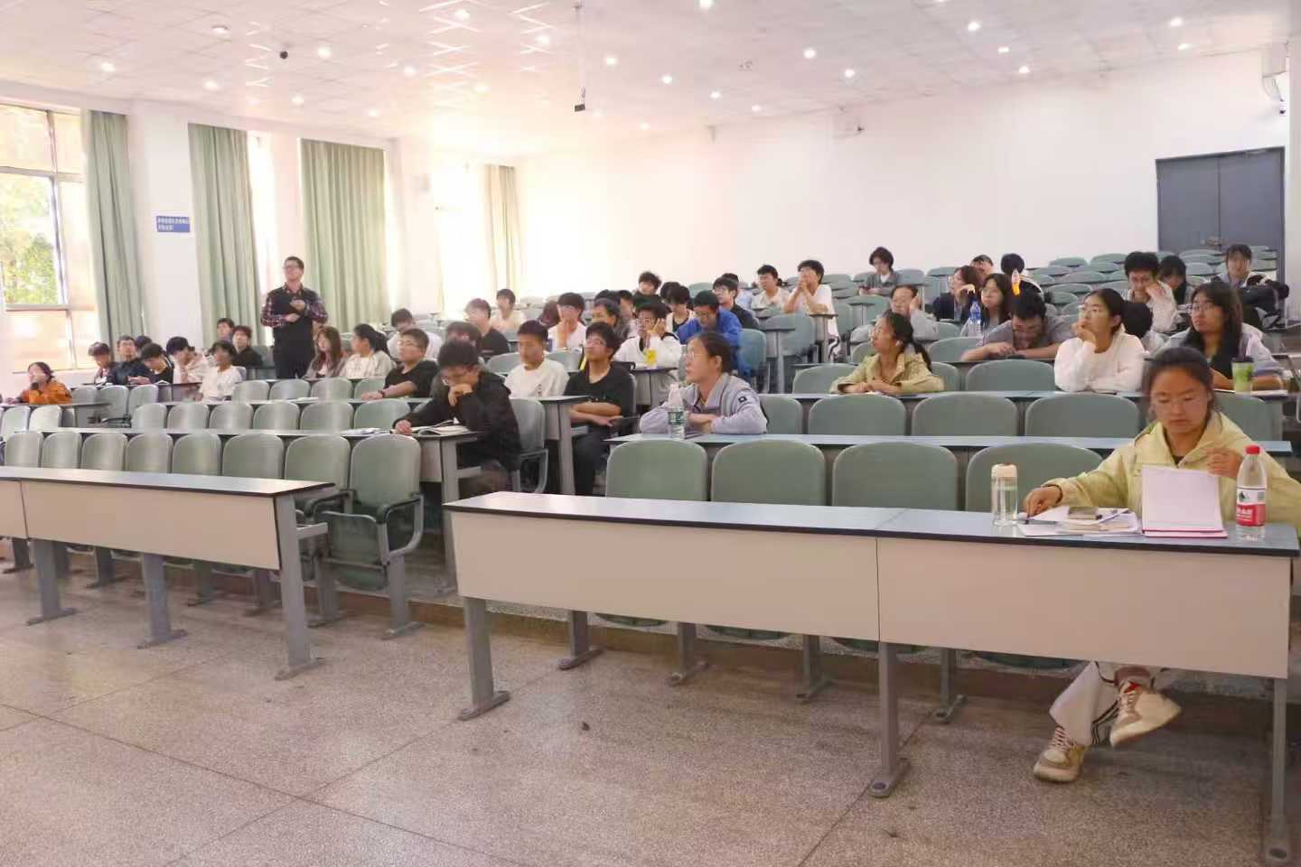 冶金学院开展大学讲座，为新生规划学习科研并指明方向