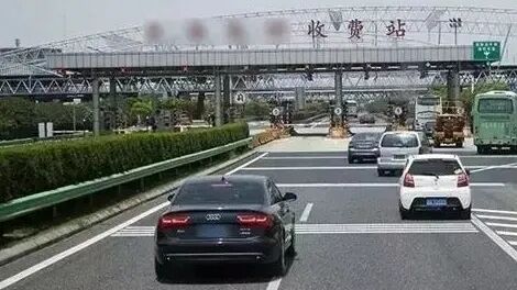 高速路上的交通标志标线图解，减速标线导流线啥意思