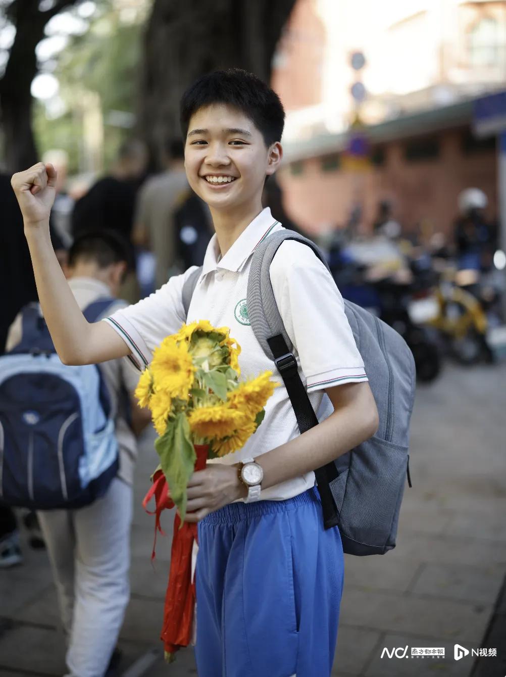 高考英语结束!考生分享题型难度及作文题目,家长场外暖心陪伴