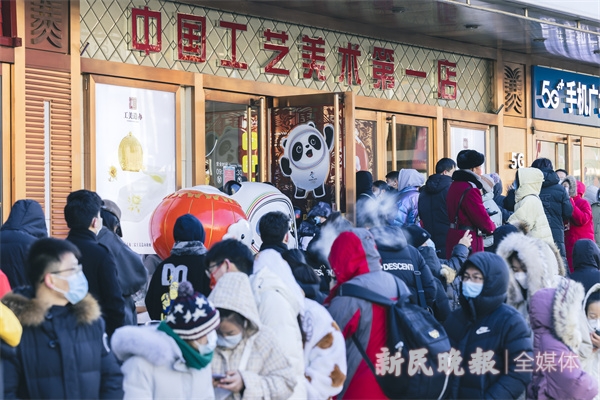 北京王府井：冬奥会吉祥物冰墩墩玩偶难买，商店门口排大队