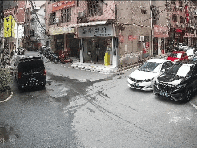 株洲公安曝光典型事故案例:摩托车违法酿祸,驾驶员飞至小车车顶