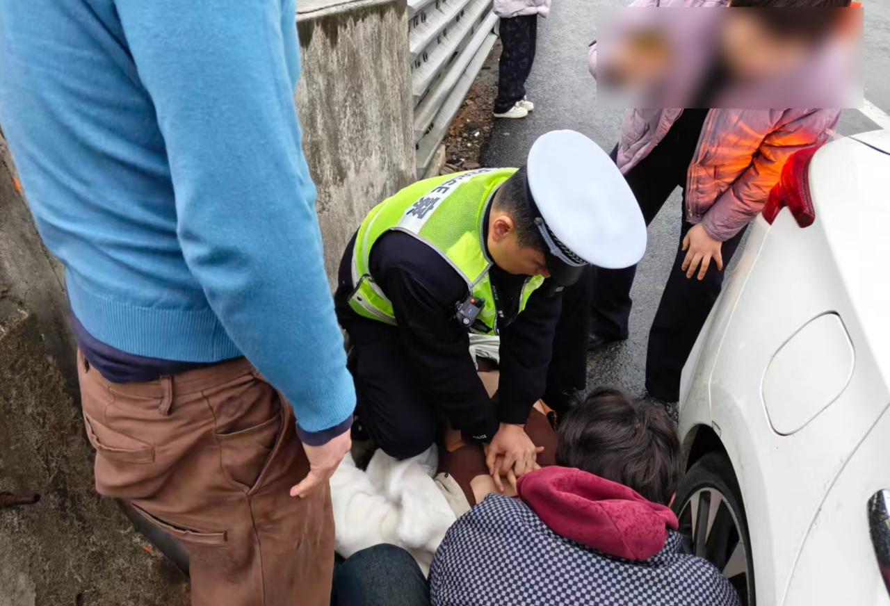 高速惊魂!20岁姑娘突发心梗,交警紧急联动120生死营救