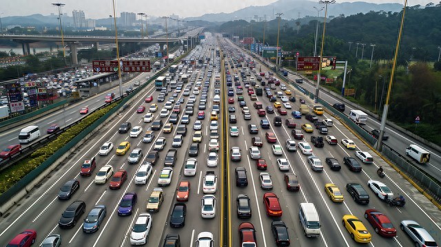 中国最大高速收费站马年春节返程忙，36车道车流壮观