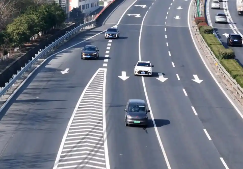 高速惊现车辆违法变道！任性司机为娃冒险酿隐患