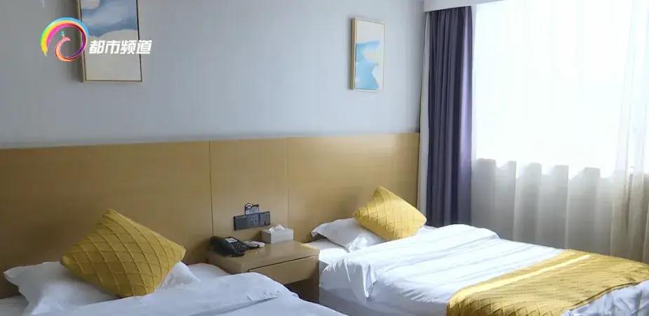 高考临近家长忙筹划 高考房预订情况如何?考点变动咋应对?