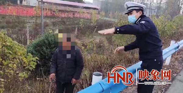 驻马店高速交警及时制止放牧老人，消除高速公路安全隐患