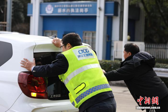 大年初一浙江高速人守护跨省大动脉，车流攀升保畅出行