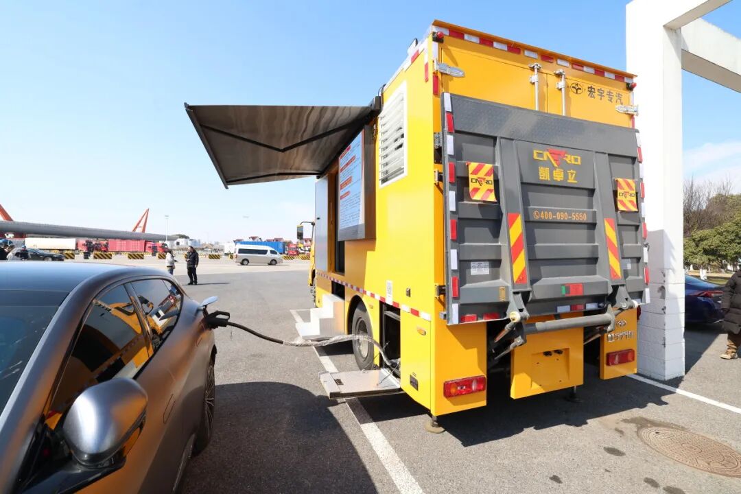 沪首个高速超充站落地枫泾服务区,缓解新能源车充电难题