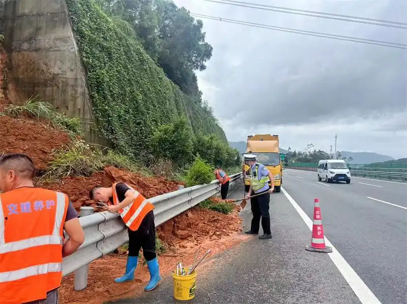 台风致福建多地道路受阻,高速交警全力保障道路安全畅通