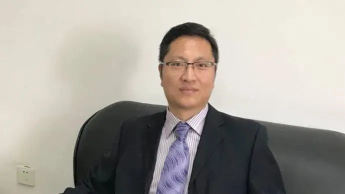 大学教授上课受学生喜爱,却对自家孩子教育束手无策