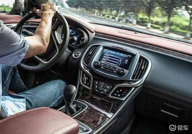 高速开车别忽快忽慢 保持匀速更安全