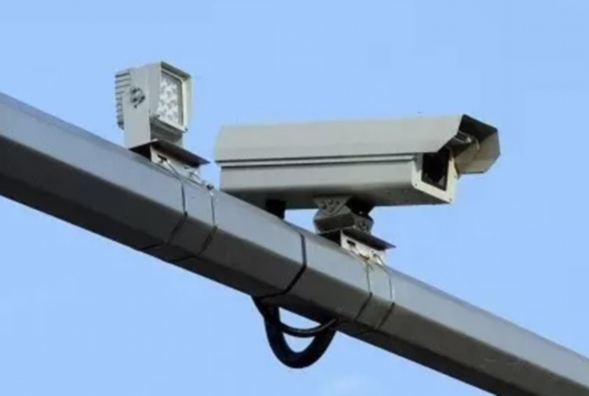 高速路违章摄像头位置隐蔽,过桥洞提前减速多观察